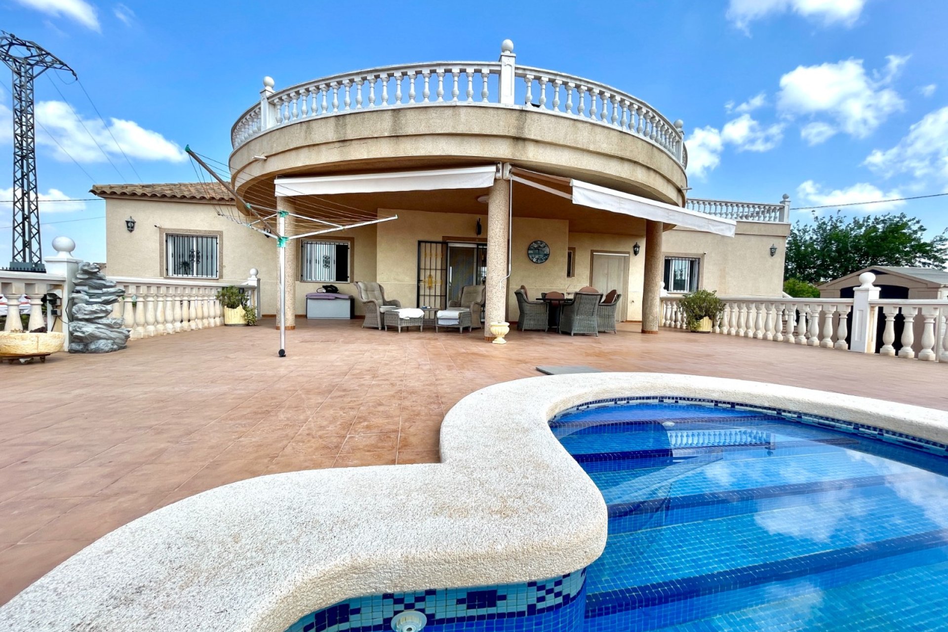 Elegante Villa Independiente con Piscina Privada en Catral